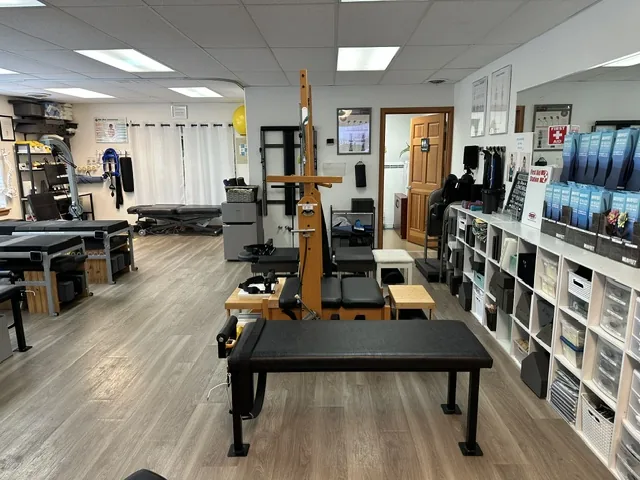 Adjusting and treatment tables on the main floor
